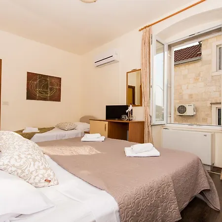 Liza Guest house